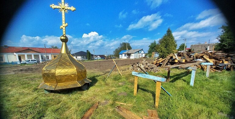 У селі на Рівненщині місцеві жителі бензопилами розпиляли храм XVIII століття У селі на Рівненщині місцеві жителі бензопилами розпиляли храм XVIII століття