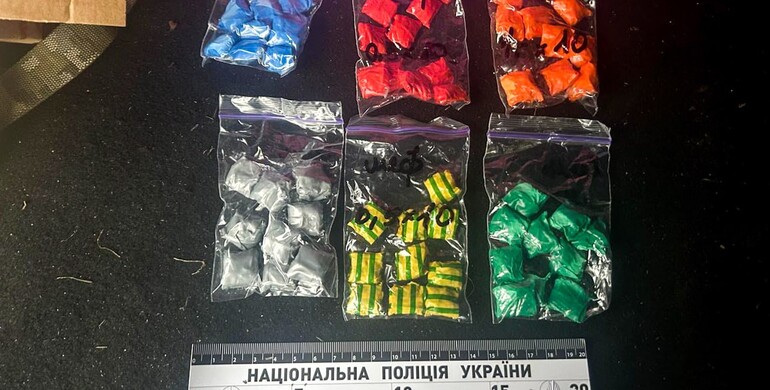У Рівному поліцейські викрили неповнолітню збувачку психотропів 