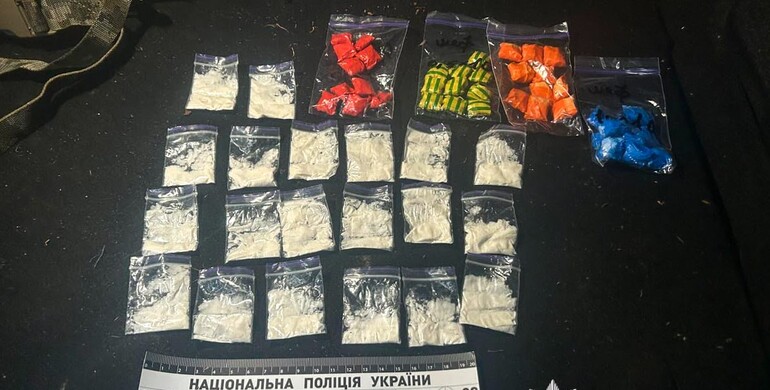 У Рівному поліцейські викрили неповнолітню збувачку психотропів 
