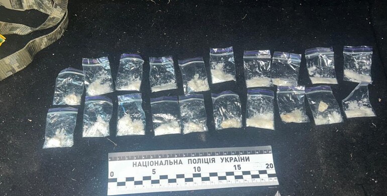У Рівному поліцейські викрили неповнолітню збувачку психотропів 