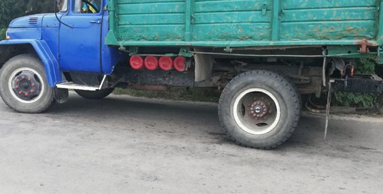 Рівненські патрульні виявили вантажівку з незаконним "лісом" 