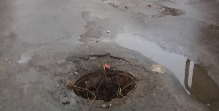 Через безгосподарність мешканці Дубна можуть потонути у ямі з нечистотами