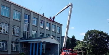 Гощанські рятувальники  відновили дах ліцею, що був пошкоджений буревієм