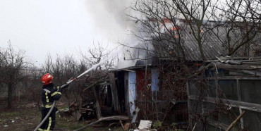 На Березнівщині вогнеборці рятували сусідський будинок та гараж (ФОТО)