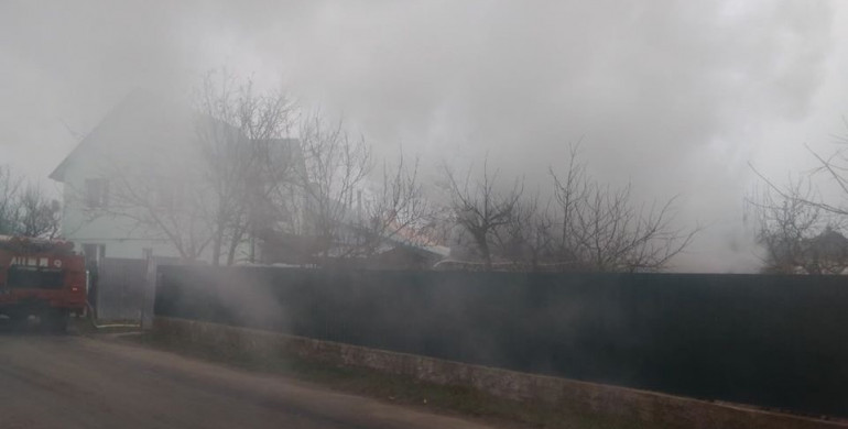 На Березнівщині вогнеборці рятували сусідський будинок та гараж (ФОТО)