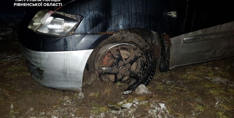 На Рівненщині п`яний водій спричинив ДТП: у салоні автівки знайшли зброю