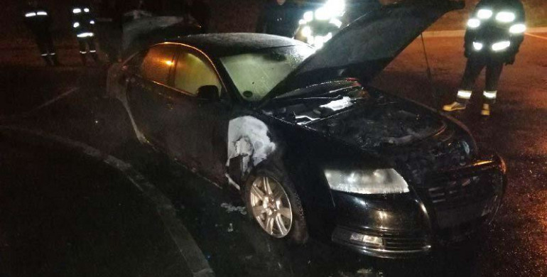 Авто, що горіло вночі "На Щасливому" - підпалили (ФОТО)