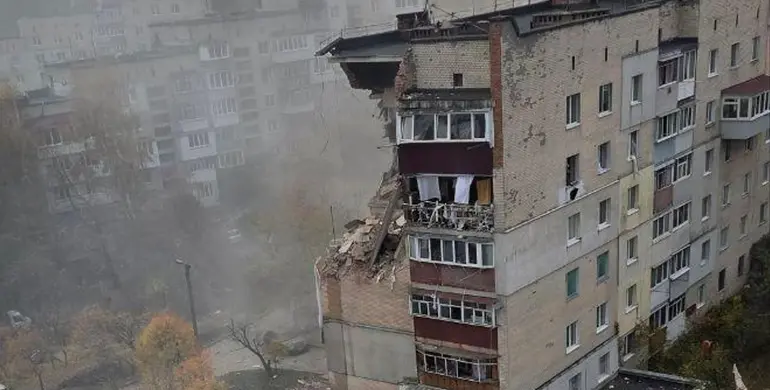 У Хмельницькому стався вибух газу в багатоповерхівці: зруйновано кілька поверхів У Хмельницькому стався вибух газу в багатоповерхівці: зруйновано кілька поверхів