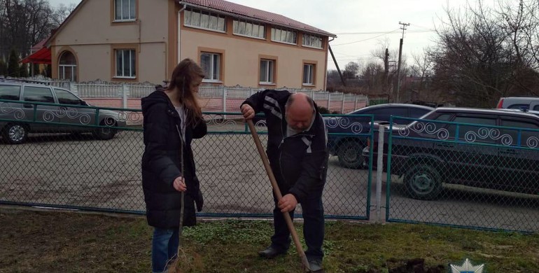 Школярі засадили деревами відділ поліції на Рівненщині