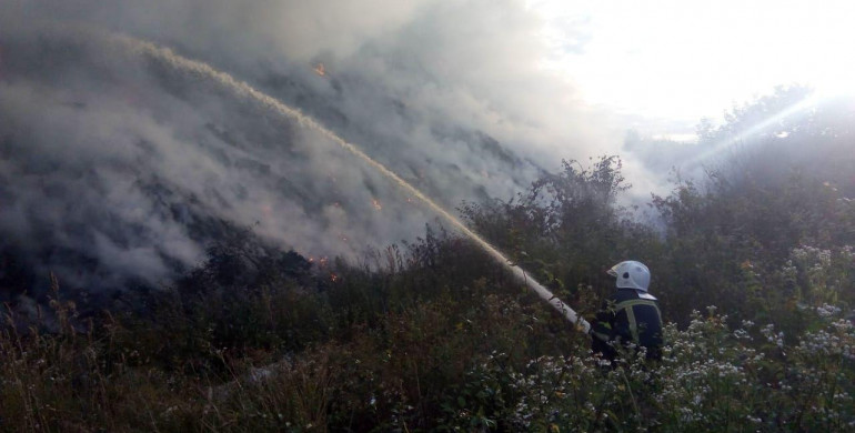 На Рівненщині загорілося сміттєзвалище(ФОТО)