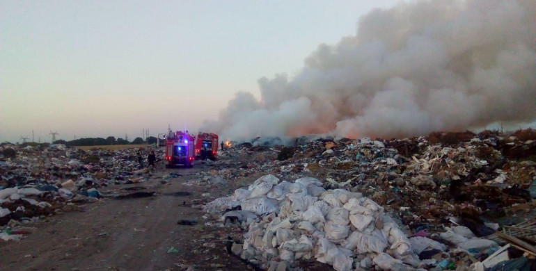 На Рівненщині загорілося сміттєзвалище(ФОТО)