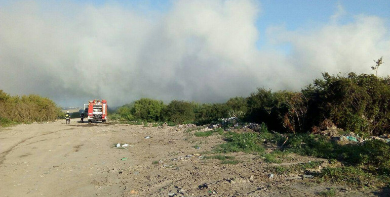 На Рівненщині загорілося сміттєзвалище(ФОТО)