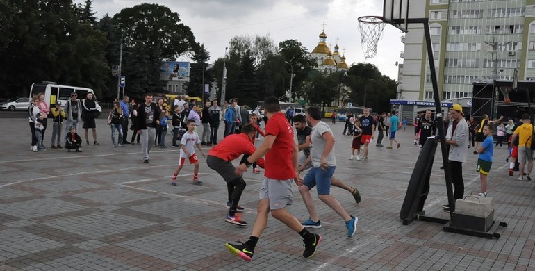 10000 жителів Рівненщини долучилися до спортивного святкування