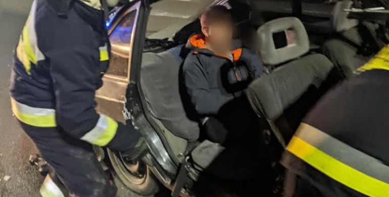 ДТП вантажівки та «Москвича»: чоловіка затисло в автомобілі