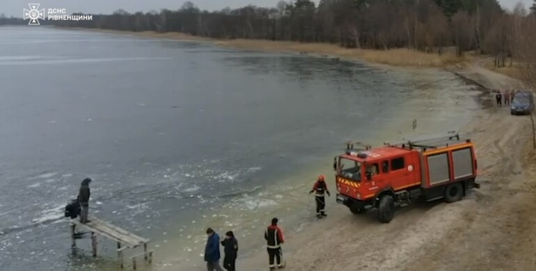 На Рівненщині чоловік пішов під лід разом з трактором 