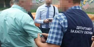 Рівненський викладач-хабарник просить повернути йому телефон