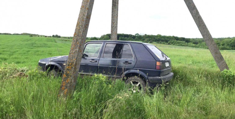 На Рівненщині молодики угнали легковик, щоб витягнути свій «BMW» з болота (ФОТО)