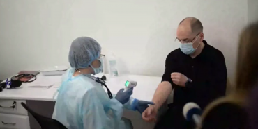 Степанов публічно вакцинувався від Covid-19 (ВІДЕО)