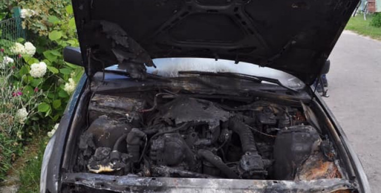 Агітатору від «Зе команди» кандидата з Рівненщини невідомі вночі спалили авто