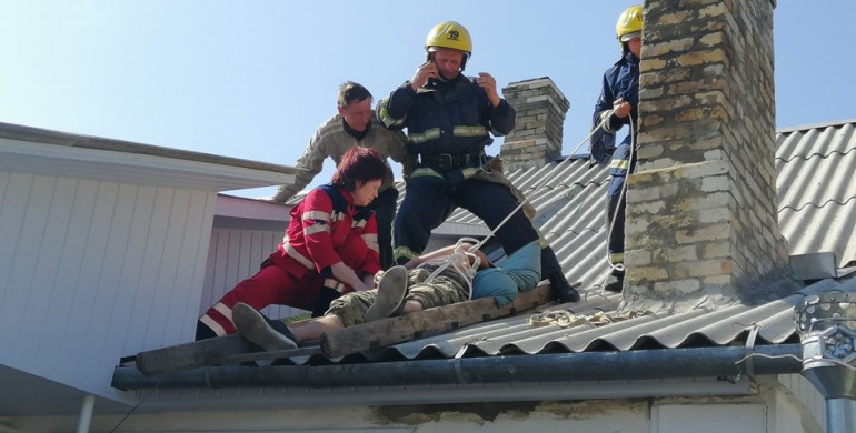 У Костополі чоловік втратив свідомість на даху будинку (ФОТО)