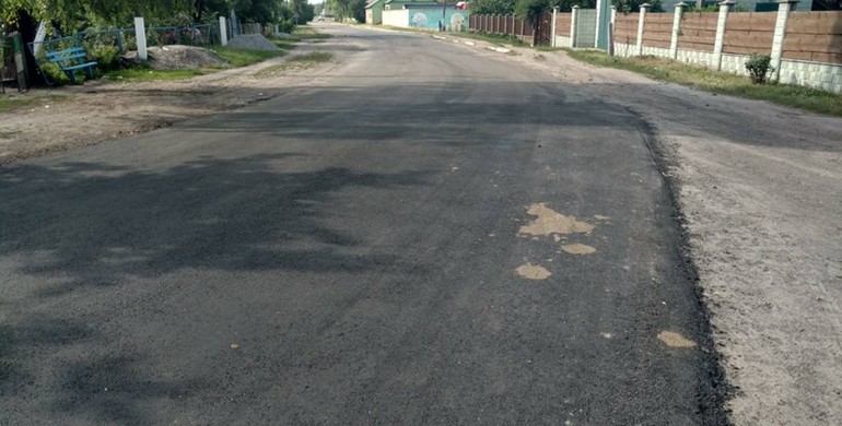 Заступник голови Рівненської ОДА похвалився ремонтом дороги у Оженині