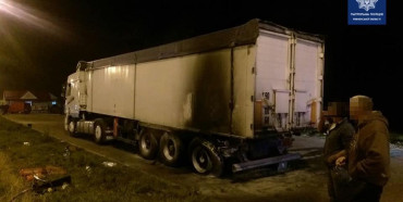 На Рівненщині посеред траси загорілась вантажівка (ФОТО)