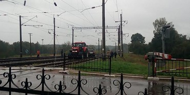 На Рівненщині автомобіль їздив по залізничних коліях