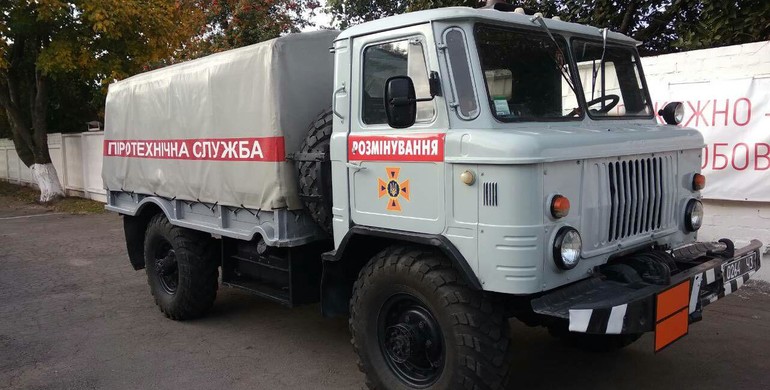 Рівненські рятувальники вирушили ліквідовувати пожежу на складі боєприпасів на Чернігівщині
