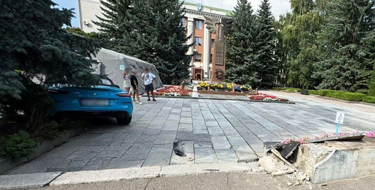 У Рівному жінка вʼїхала в людей, котрі вийшли зустрічати екіпаж «На щиті» 