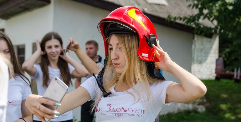 На Рівненщині учасниці конкурсу краси катались на пожежній машині та вчились робити штучне дихання (Відео)