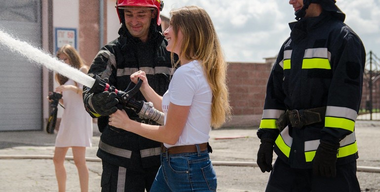 На Рівненщині учасниці конкурсу краси катались на пожежній машині та вчились робити штучне дихання (Відео)