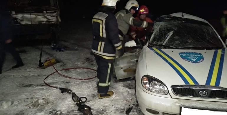 Смертельна ДТП на Рівненщині: тіло з понівеченої автівки діставали рятувальники 