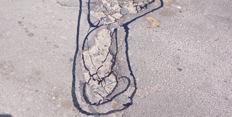 "Каляка-маляка": на Острожчині замість латання ям на дороги наносять незрозумілі візерунки 