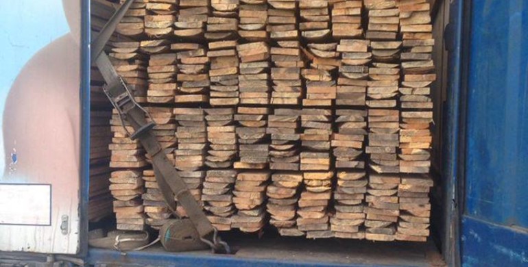На Рівненщині патрульні зупинили вантажівку з лісоматеріалами, але без документів 