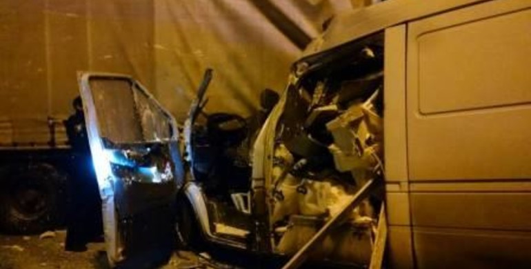 Через ДТП рівненським рятувальникам всю ніч довелось мити асфальт від сиру (ФОТО)