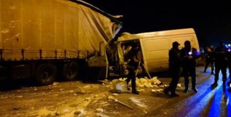 Через ДТП рівненським рятувальникам всю ніч довелось мити асфальт від сиру (ФОТО)