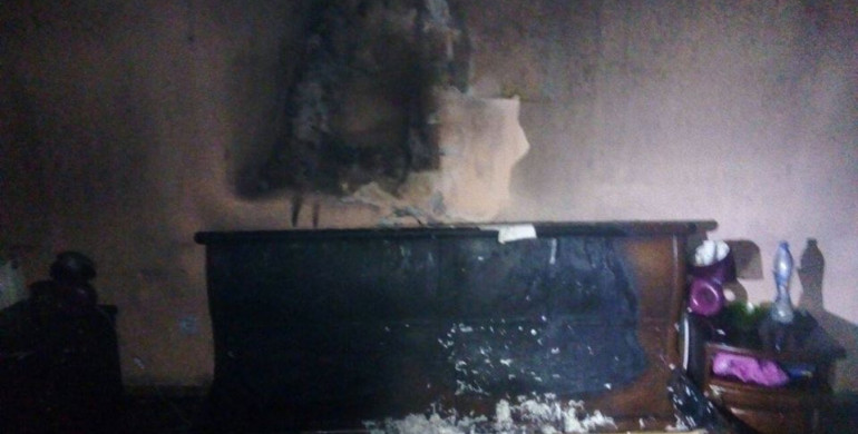 У Рівному рятувальники гасили пожежу у трьохповерховому котеджі (ФОТО)