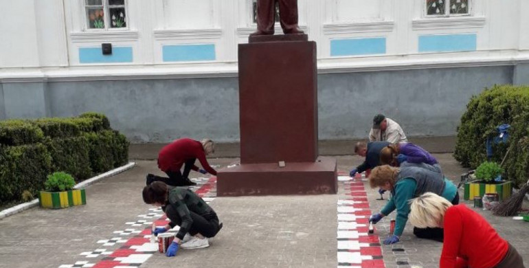У Корці вималювали рушник біля пам‘ятника Шевченка
