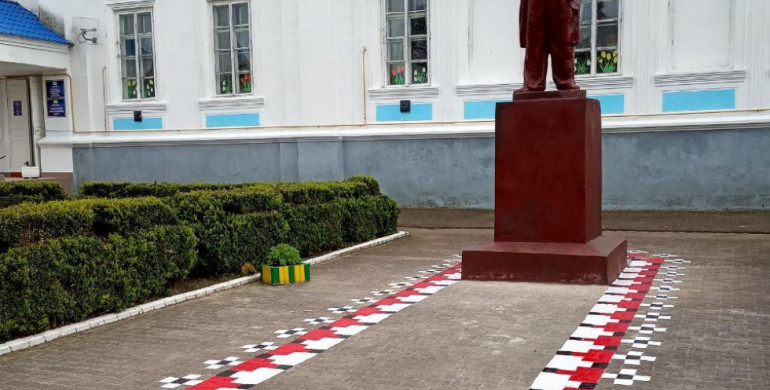 У Корці вималювали рушник біля пам‘ятника Шевченка