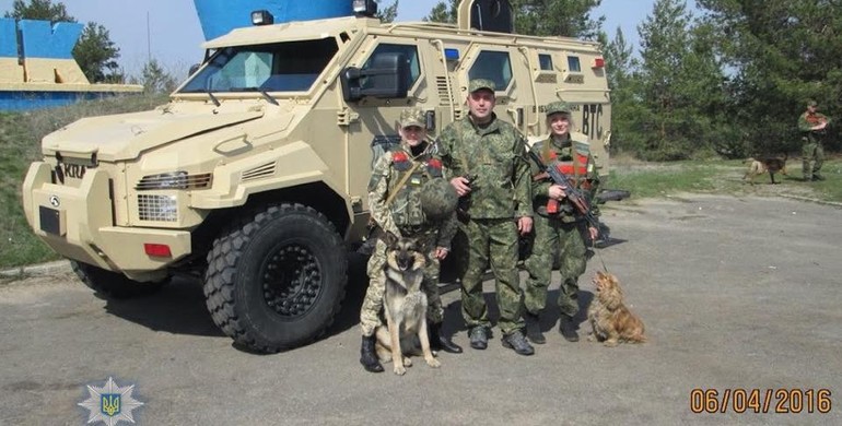 Поліцейські показали хто в них швидко знаходить наркотики