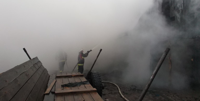 На Рівненщині згоріла будівля, сіно та 4 тони зерна 