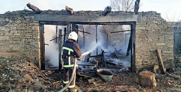 На Рівненщині майже вщент згоріла будівля (ФОТО) 