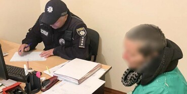 Жінку, яка у Рівному викрала речі біля портрету загиблого Героя, знайшли 