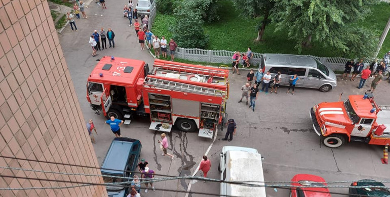 На Галицького пожежа: з багатоповерхівки виводять людей (ФОТО)