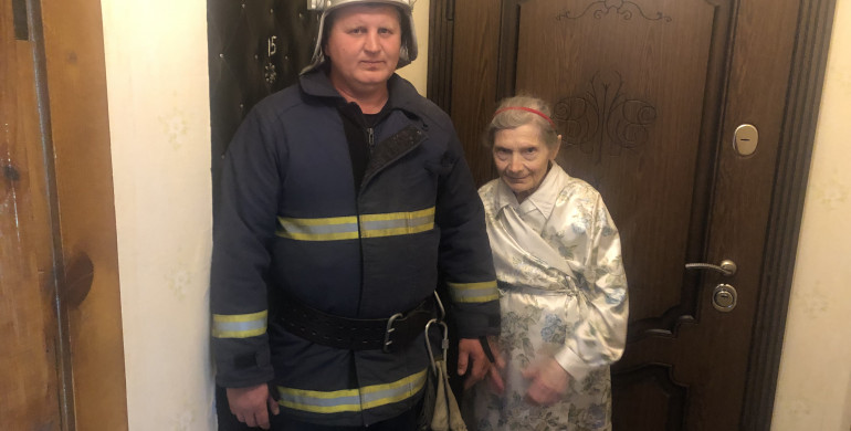 На Рівненщині рятувальники звільнили бабусю з зачиненої квартири