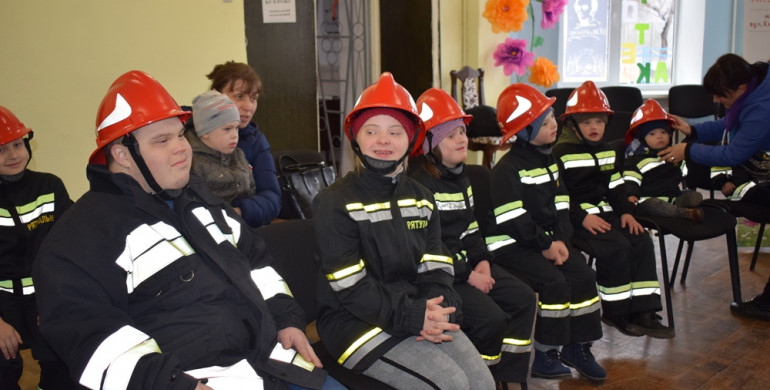 Рівненські рятувальники влаштували свято для сонячних діток (ВІДЕО) 