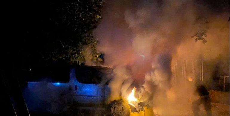 Рівненські рятувальники двічі виїздили гасити палаючі авто