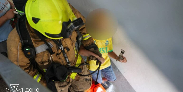 У Рівному вогнеборці врятували жінку з лити під час пожежі в багатоповерхівці 