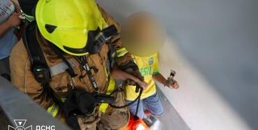 У Рівному вогнеборці врятували жінку з лити під час пожежі в багатоповерхівці 