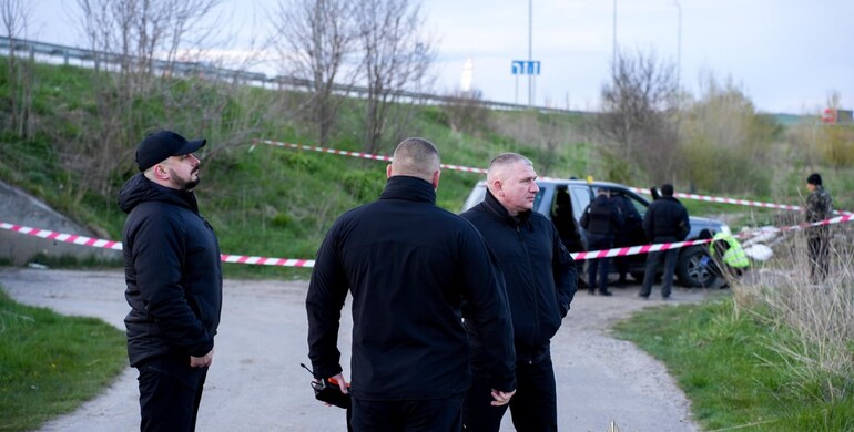 На Рівненщині поліцейські розшукують чоловіка, який стріляв у поліцейських